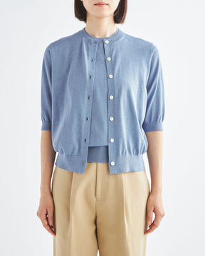 ブルーグレー　H166cm　着用サイズ：2　アンサンブル：中のニットSL10S-1076、カーディガンSL10S-1078