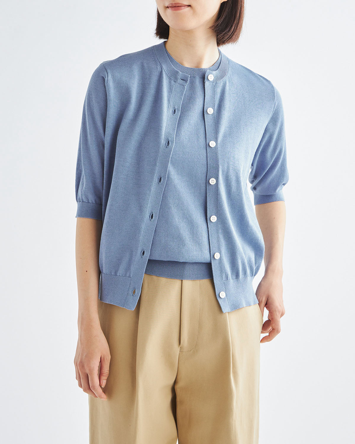 ブルーグレー　H166cm　着用サイズ：2　アンサンブル：中のニットSL10S-1076、カーディガンSL10S-1078