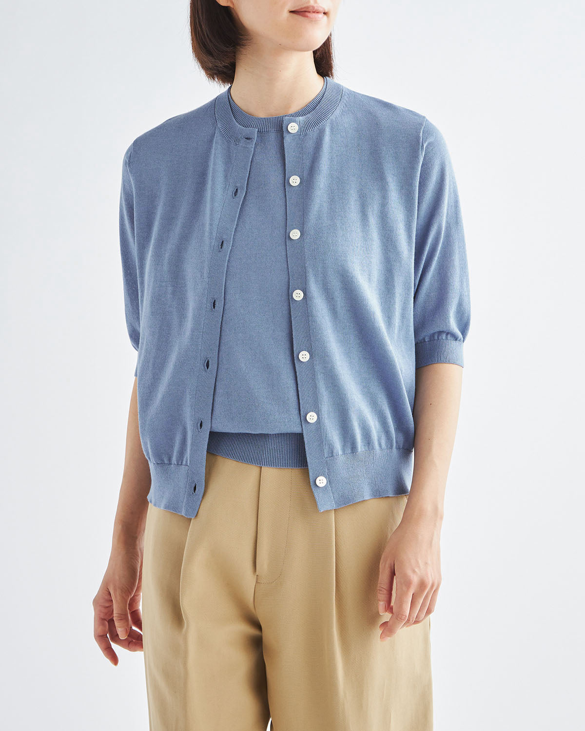 ブルーグレー　H166cm　着用サイズ：2　アンサンブル：中のニットSL10S-1076、カーディガンSL10S-1078