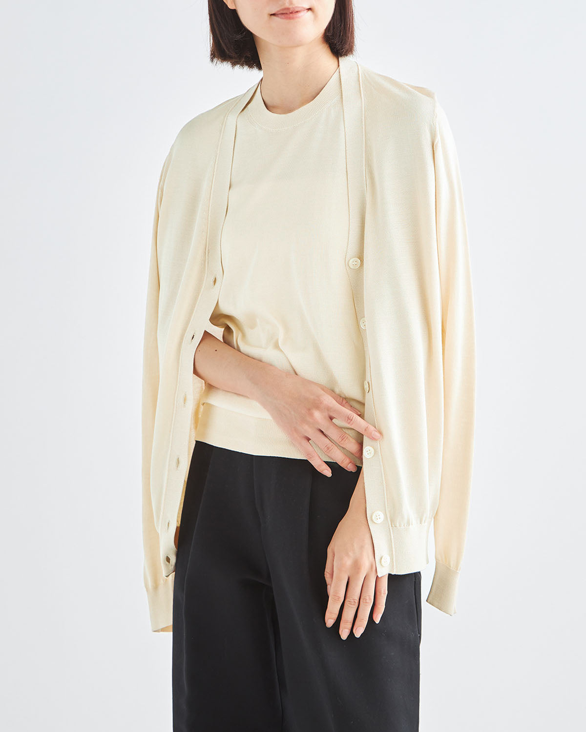 エクリュ　H166cm　着用サイズ：2　中のニットSL10S-1086、肩にかけたカーディガンSL10S-032