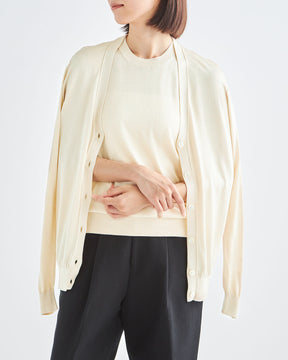 エクリュ　H166cm　着用サイズ：2　中のニットSL10S-1086、肩にかけたカーディガンSL10S-032