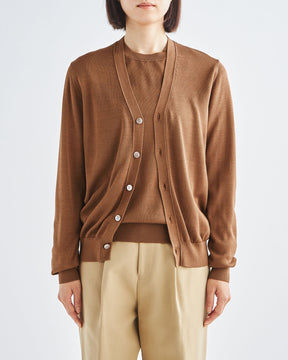 ブラウン　H166cm　着用サイズ：2　アンサンブル：中のニットSL10S-1095、カーディガンSL10S-1097