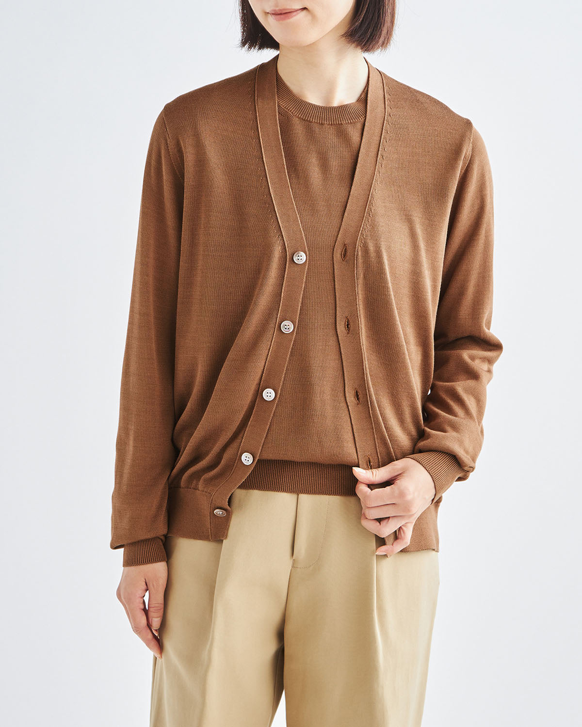 ブラウン　H166cm　着用サイズ：2　アンサンブル：中のニットSL10S-1095、カーディガンSL10S-1097
