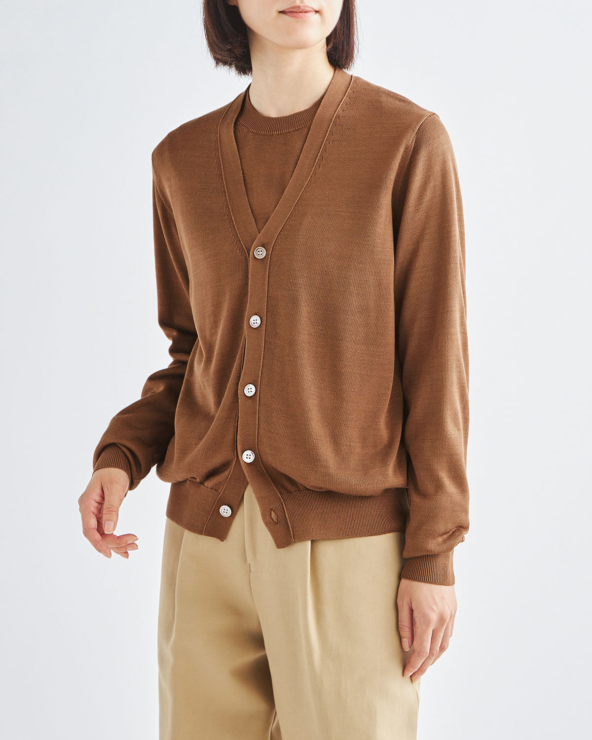 ブラウン　H166cm　着用サイズ：2　アンサンブル：中のニットSL10S-1095、カーディガンSL10S-1097