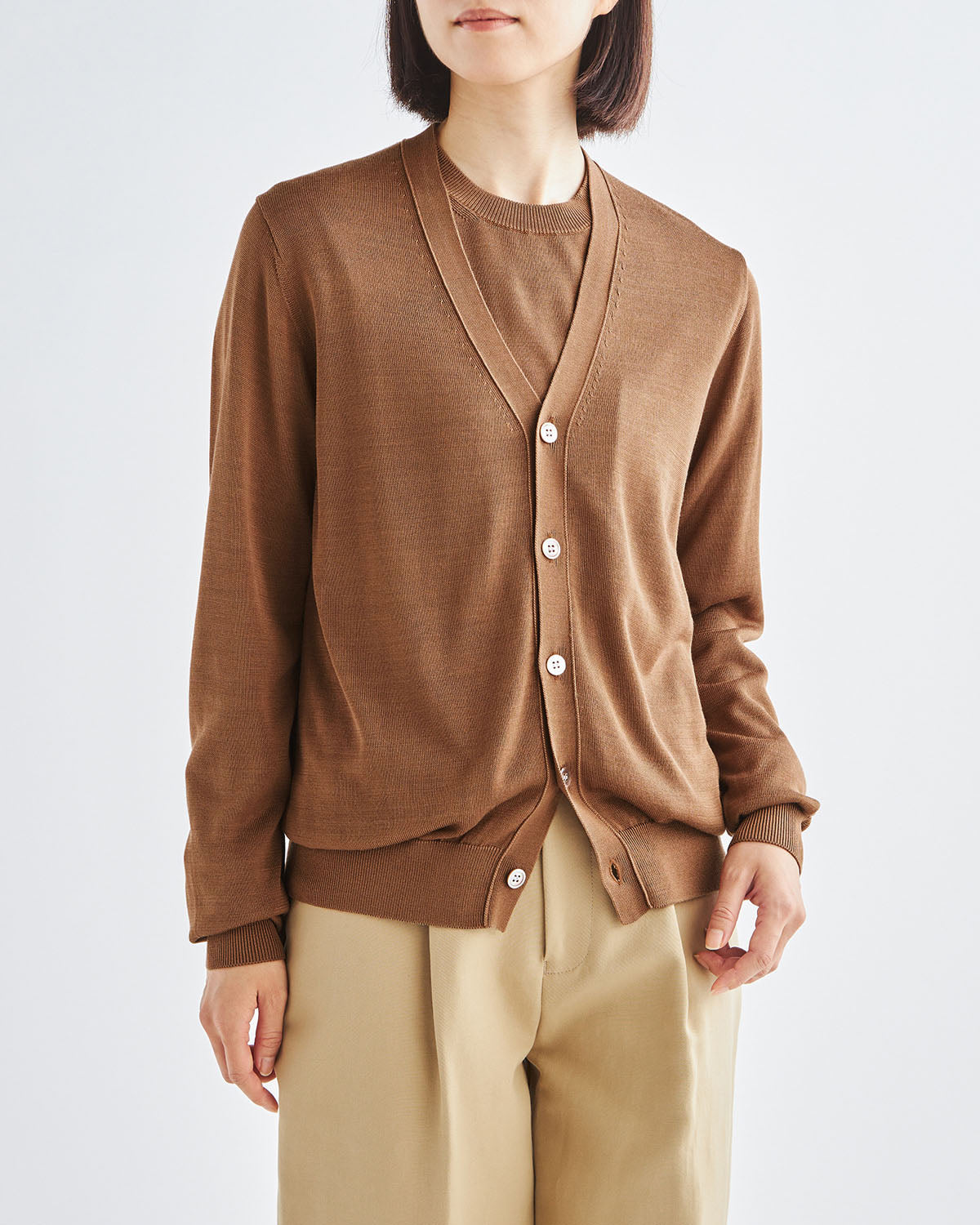 ブラウン　H166cm　着用サイズ：2　アンサンブル：中のニットSL10S-1095、カーディガンSL10S-1097