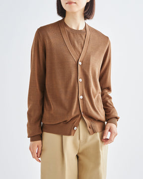 ブラウン　H166cm　着用サイズ：2　アンサンブル：中のニットSL10S-1095、カーディガンSL10S-1097