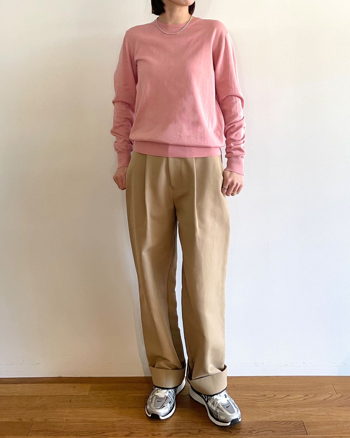 ピンク　モデル身長：160cm　着用サイズ：2　パンツ：2H23-P114ベージュ　※こちらのカラーは別ページにございます。着用写真としてご参考ください。