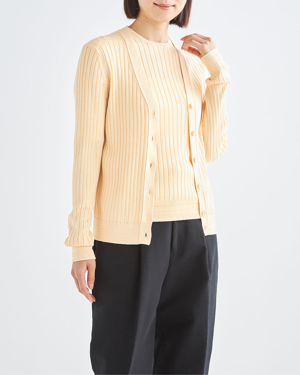 クリーム　H166cm　着用サイズ：2　アンサンブル：中のニットSL9S-805、カーディガンSL9S-840