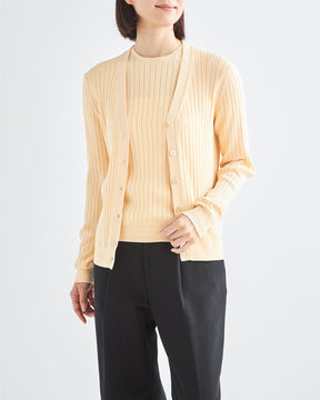 クリーム　H166cm　着用サイズ：2　アンサンブル：中のニットSL9S-805、カーディガンSL9S-840