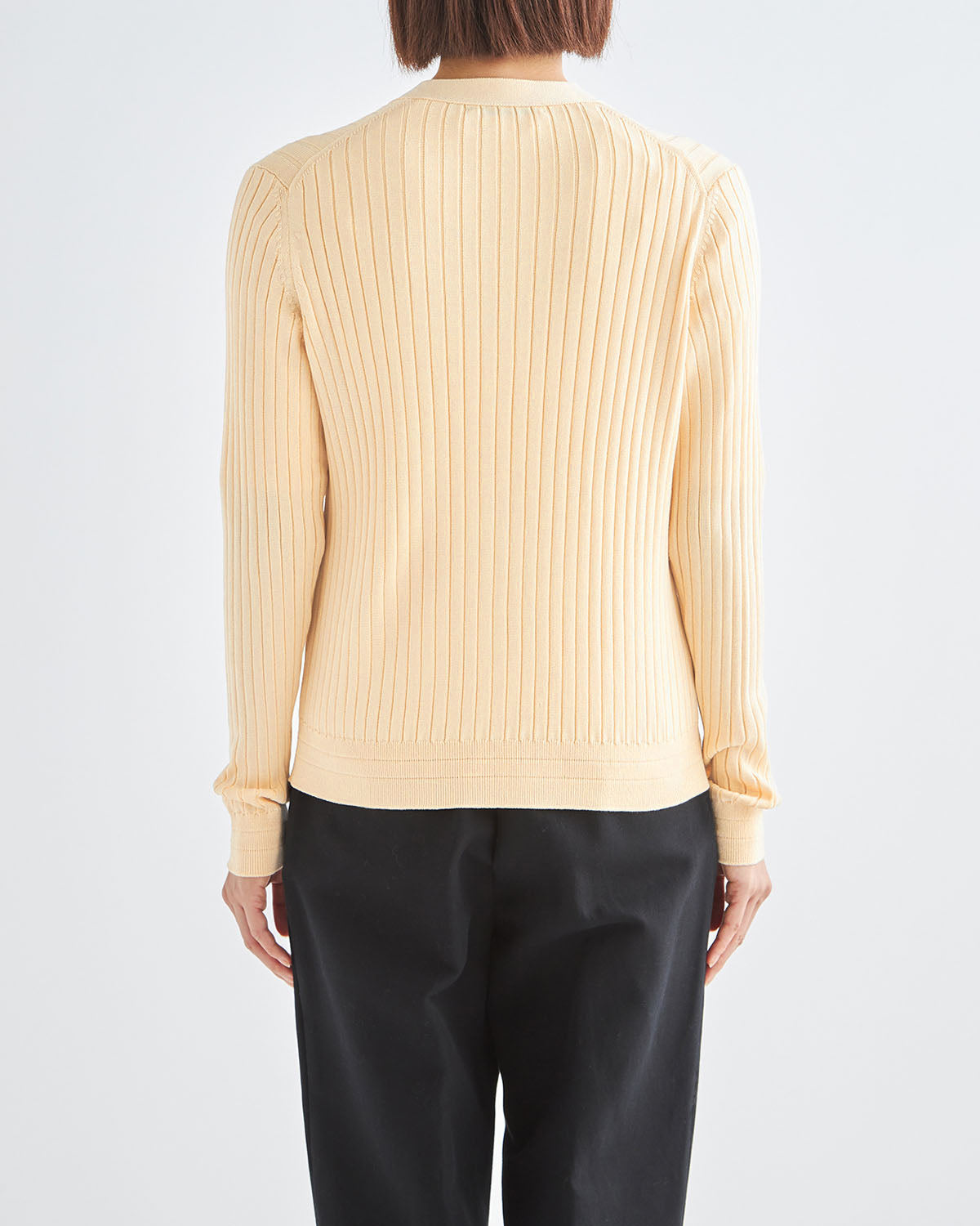 クリーム　H166cm　着用サイズ：2　アンサンブル：中のニットSL9S-805、カーディガンSL9S-840